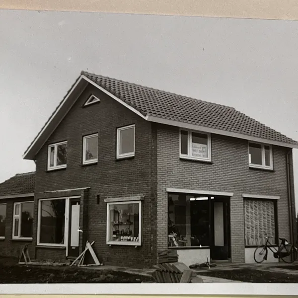 Het nieuwe pand van de kapsalon, schuin van voren gezien