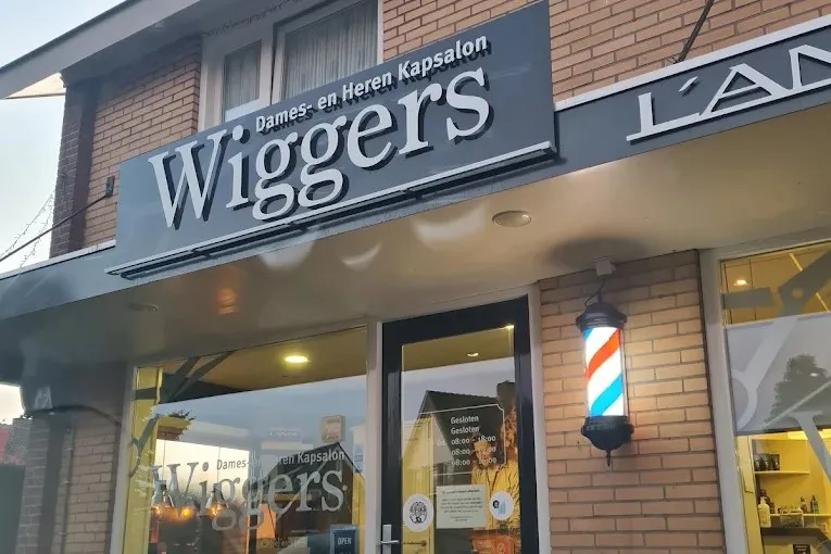 Werkplek met kappersstoelen in Kapsalon Wiggers