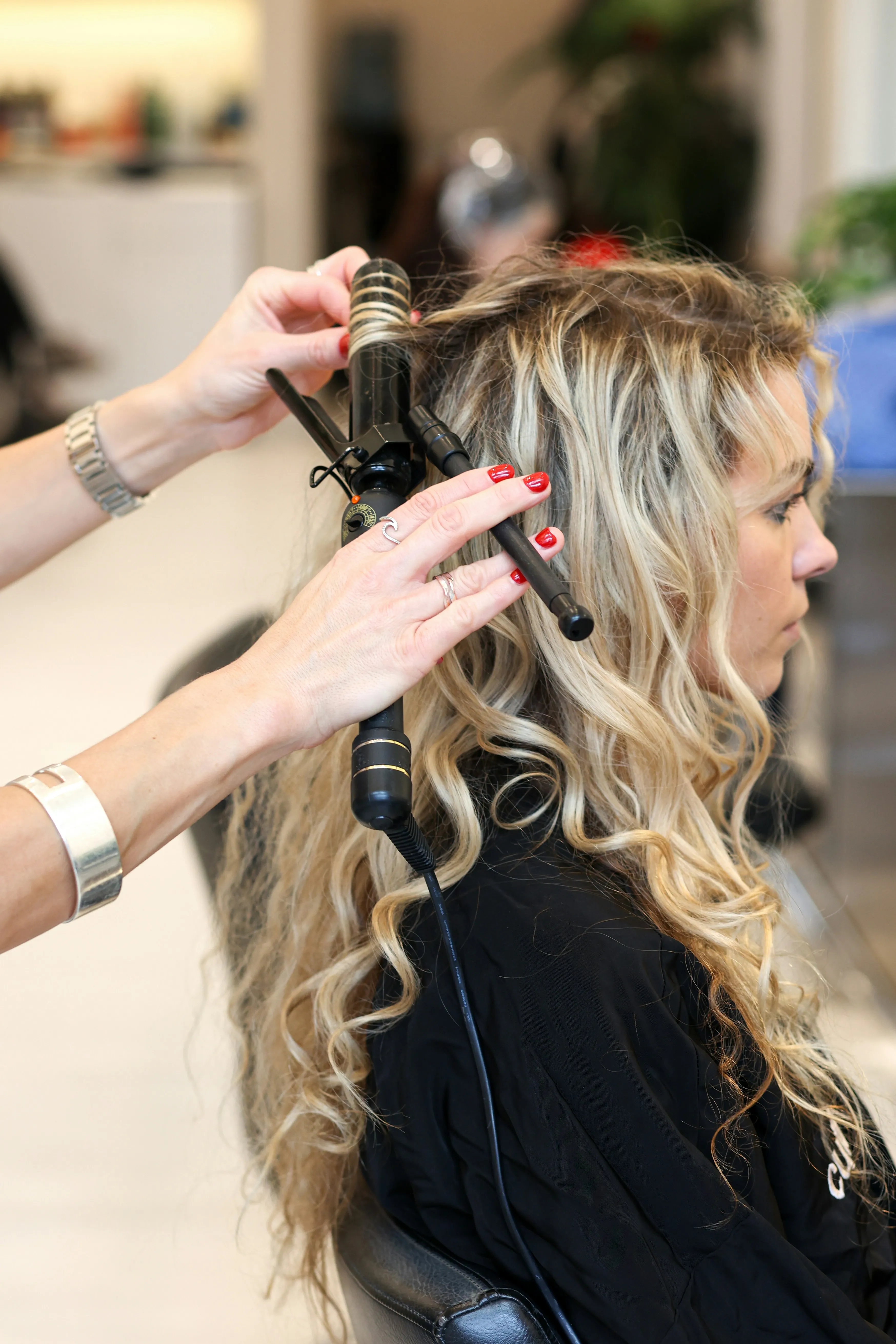 Kapper stylet een dame